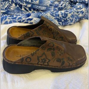 Naot Brown Floral Mules